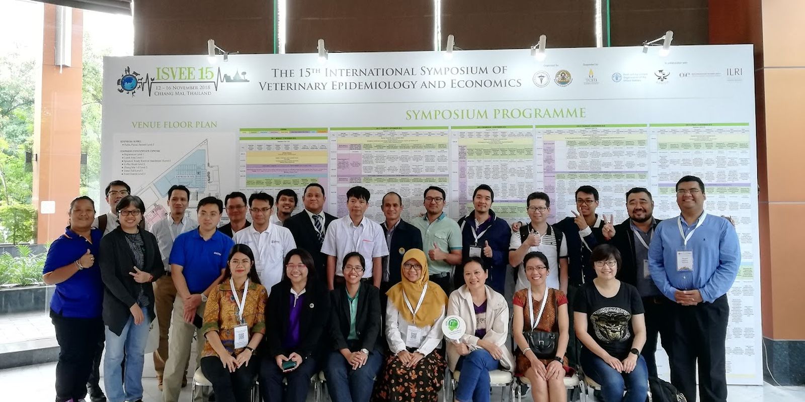 R-FETPV trainees and alumni at a scientific conference
